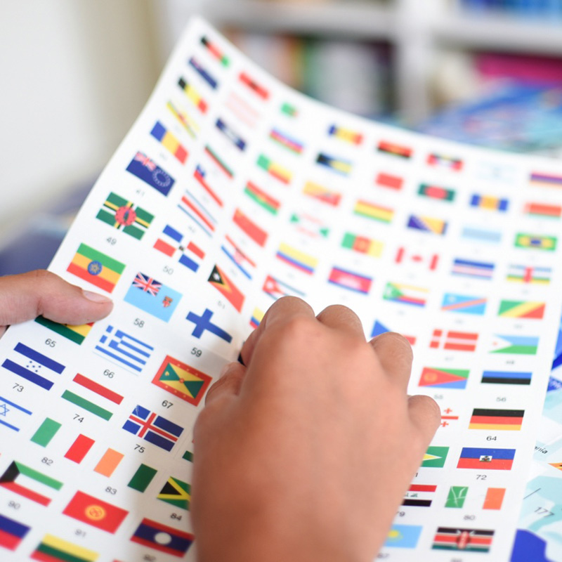 Poster drapeaux sur une carte du monde - TenStickers